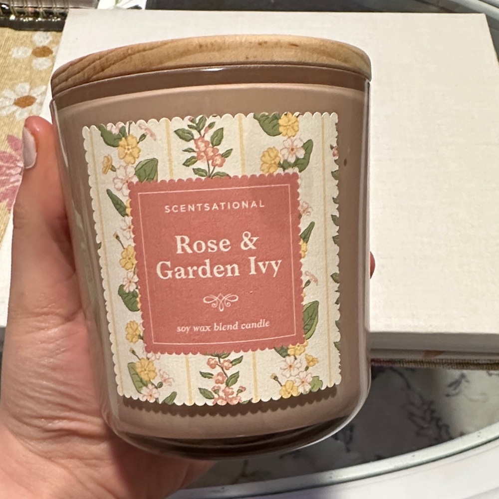 Rose & Garden Ivy Soy Wax Candle - Brown